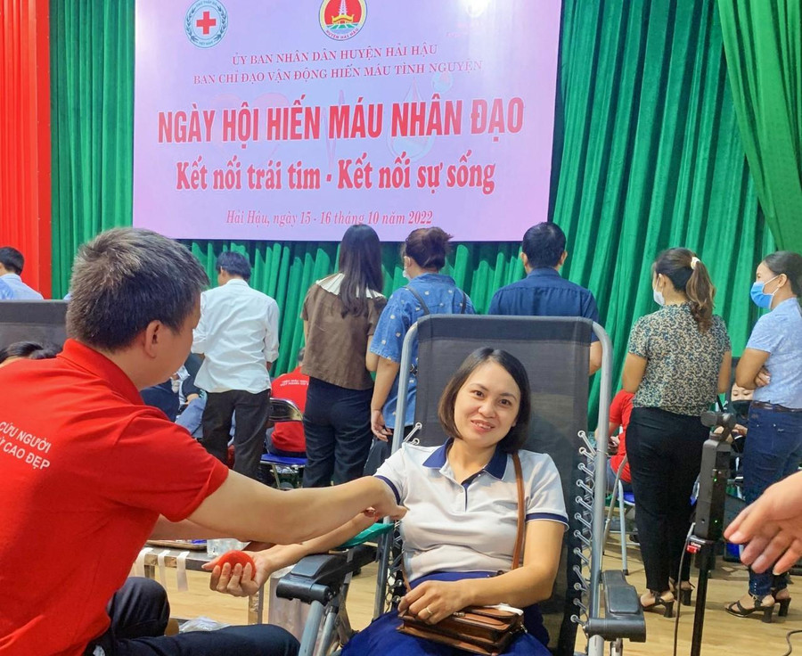 Các cô giáo tích cực tham gia hiến máu tình nguyện khi có chiến dịch. Các cô giáo tích cực tham gia hiến máu tình nguyện khi có chiến dịch.