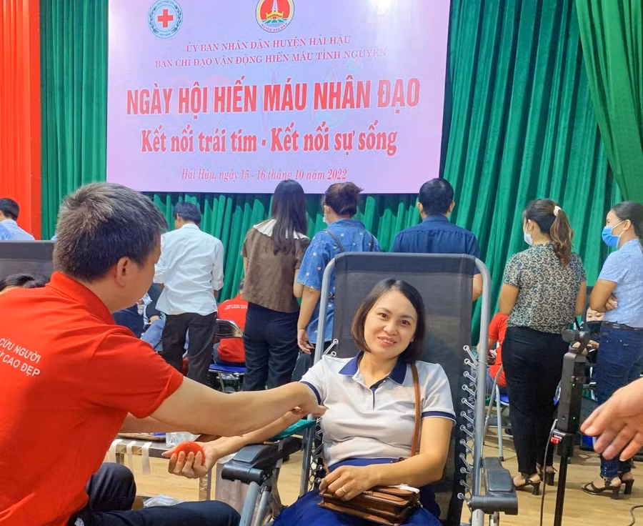 Các cô giáo tích cực tham gia hiến máu tình nguyện khi có chiến dịch.