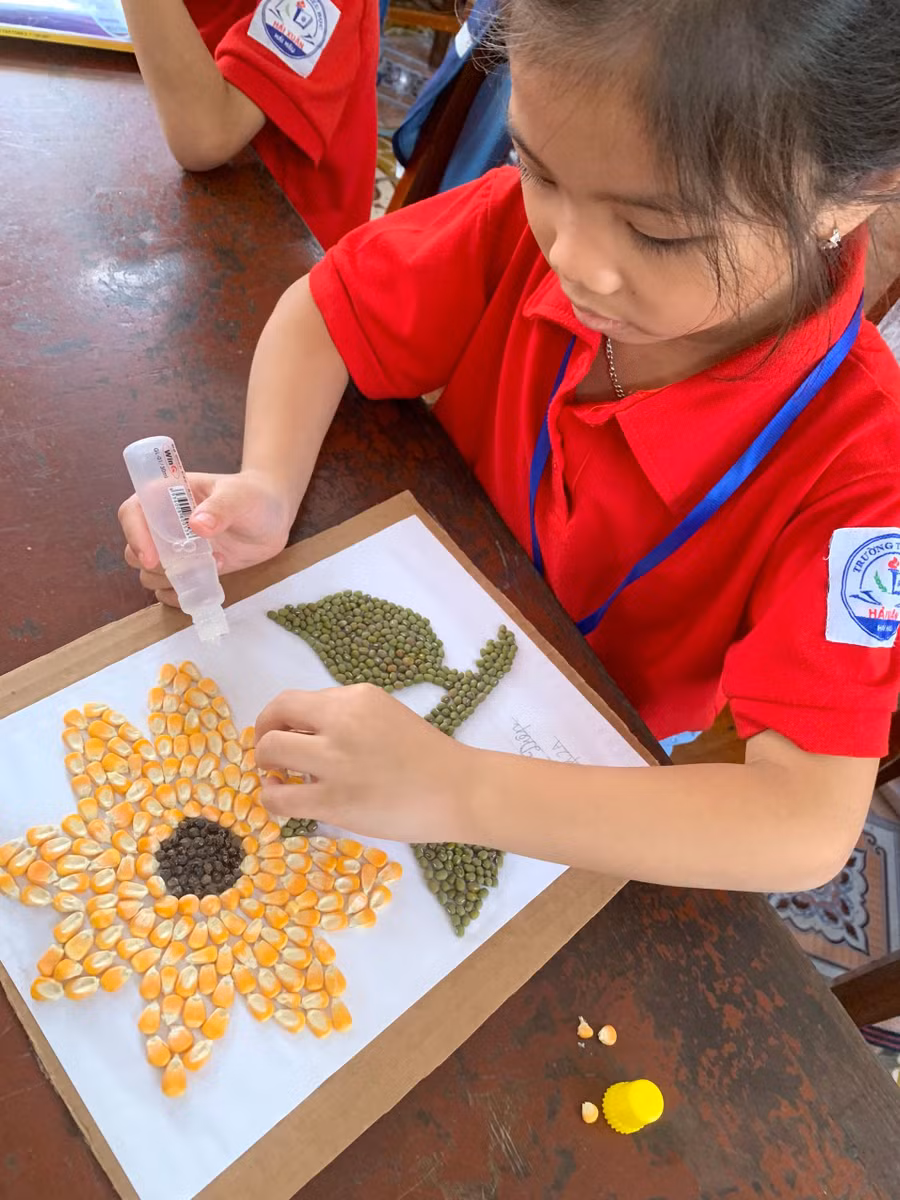 Để ghép nên một bức tranh gồm các loại hạt thì cần sự tỉ mỉ, kiên trì của học sinh.