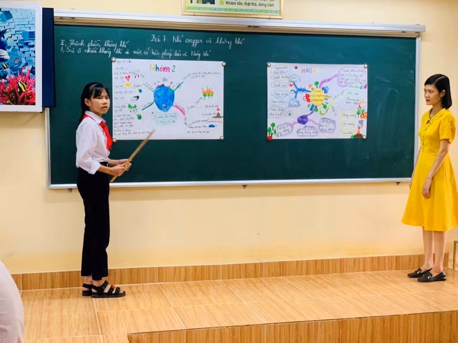 Giáo viên của trường trong một buổi hội giảng chuyên môn.