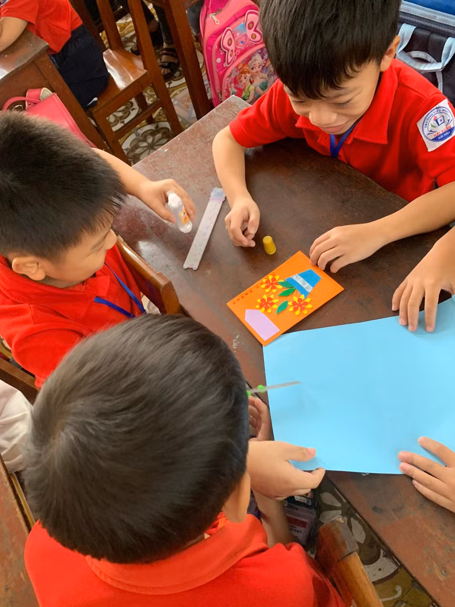 Mỗi em một công đoạn để hoàn thiện tác phẩm của mình.