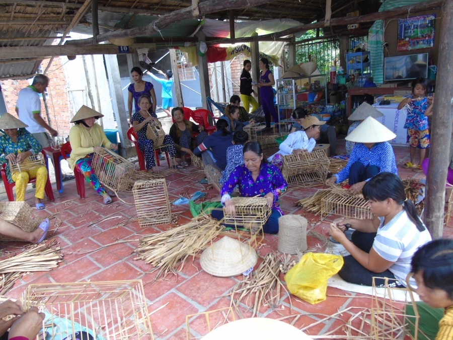 Mô hình đan lục bình được triển khai tại địa phương.