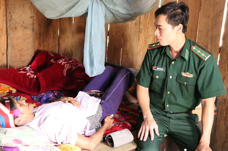 Cán bộ quân y của Đồn biên phòng Hua Bum khám chữa bệnh cho người dân trên địa bàn quản lý.