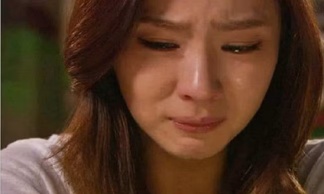 Tôi đặt lại điện thoại trả bà, vào giường không ngủ được chỉ biết trùm chăn khóc thầm. (Ảnh minh họa)