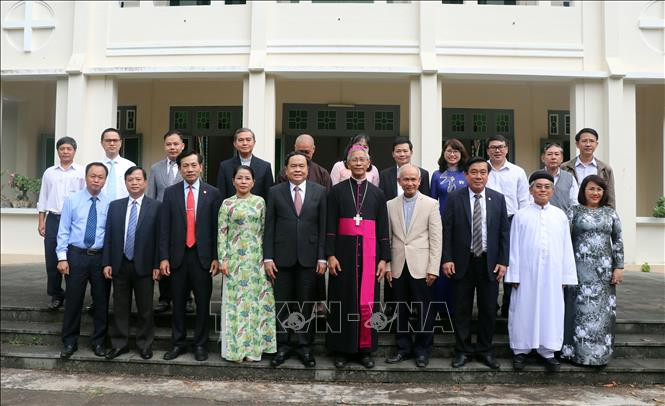 Chủ tịch Ủy ban Trung ương MTTQ Việt Nam Trần Thanh Mẫn và Giám mục Nguyễn Văn Khôi chụp ảnh lưu niệm cùng các đại biểu. Ảnh: TTXVN Chủ tịch Ủy ban Trung ương MTTQ Việt Nam Trần Thanh Mẫn và Giám mục Nguyễn Văn Khôi chụp ảnh lưu niệm cùng các đại biểu. Ảnh: TTXVN