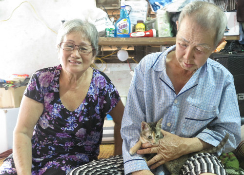 Ông Sang khoe, vừa rồi đã cũng bà Hai tham gia chương trình Mãi mãi thanh xuân và được nhận cúp của ban tổ chức. Ảnh: P.T.