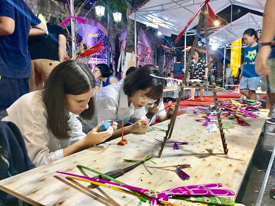 Du khách và người dân say sưa làm đồ chơi thủ công trong phố cổ