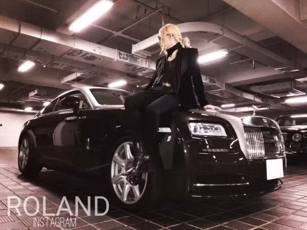 ...và cả xe ô tô sang chảnh