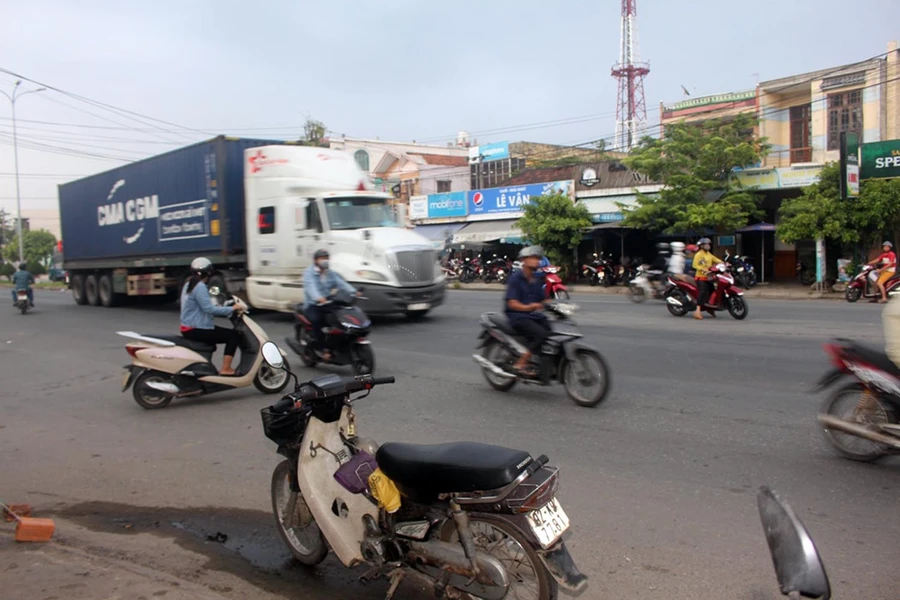 Ngã ba Lầu Sụp có tuyến QL1A ngang qua thường xuyên có xung đột giao thông, cần phải lắp đặt hệ thống đèn tín hiệu để điều tiết giao thông...