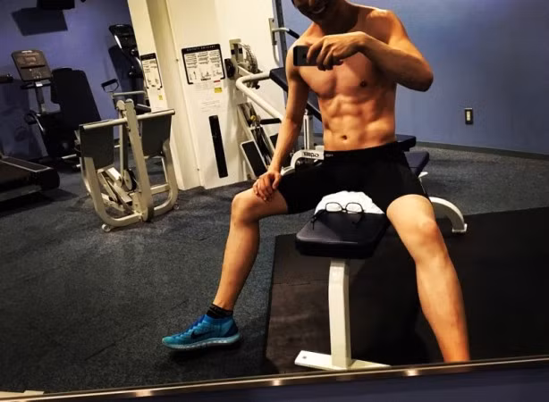 Anh cũng chăm chỉ tập thể hình