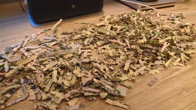Con nhà lính tính nhà giàu: Bố mẹ tích cóp 25 triệu đồng tiền trả nợ, con trai vui tay bỏ luôn vào máy xén giấy - Ảnh 1. Con nhà lính tính nhà giàu: Bố mẹ tích cóp 25 triệu đồng tiền trả nợ, con trai vui tay bỏ luôn vào máy xén giấy - Ảnh 1.