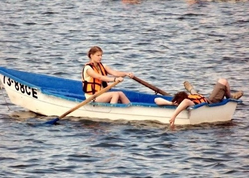 Anh cứ việc nằm đó, việc chèo chống cứ để em lo.