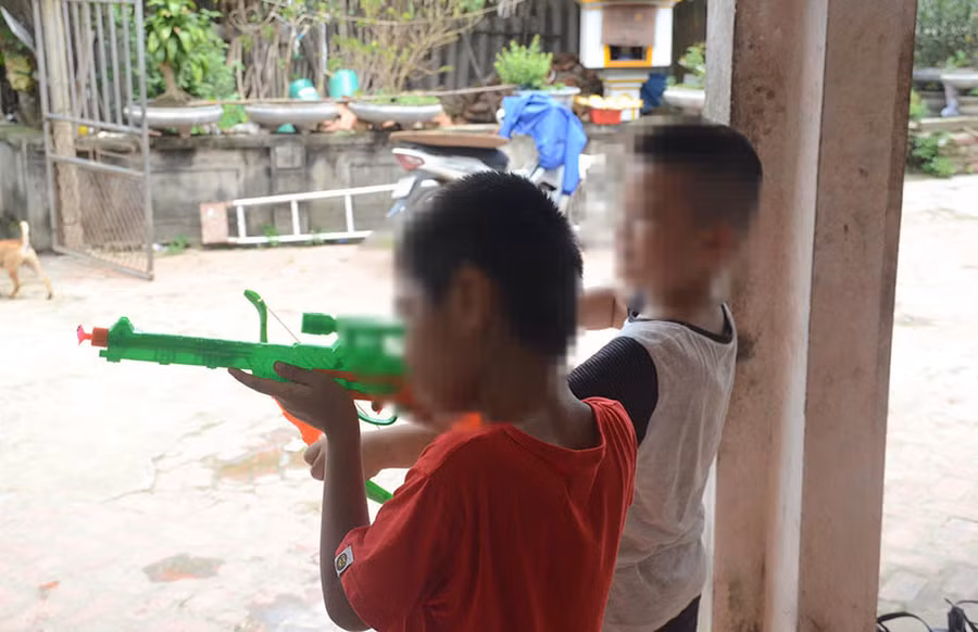 Hai bé khá thân thiết, hay nô đùa cùng nhau. Trao nhầm con ở Ba Vì: Chuyện ít biết về cuộc sống hiện tại của 2 bé trai