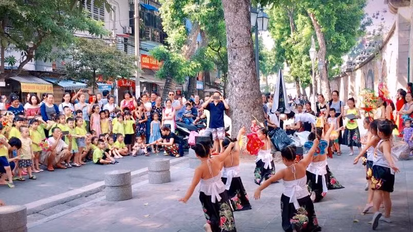 Hoạt động văn hóa tại Phố Bích họa Phùng Hưng thu hút đông đảo người dân