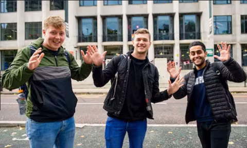 Trường học cấm sinh viên vỗ tay - ảnh 1