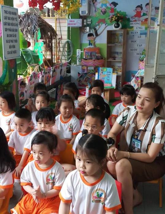 Hành lang trở thành nơi tổ chức các hoạt động học tập, vui chơi cho trẻ Hành lang trở thành nơi tổ chức các hoạt động học tập, vui chơi cho trẻ