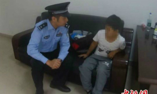 Cậu bé cao 140 cm, nằm trong chiều cao phải mua vé trẻ em. Cậu bé cao 140 cm, nằm trong chiều cao phải mua vé trẻ em. Ảnh: Chinanews.