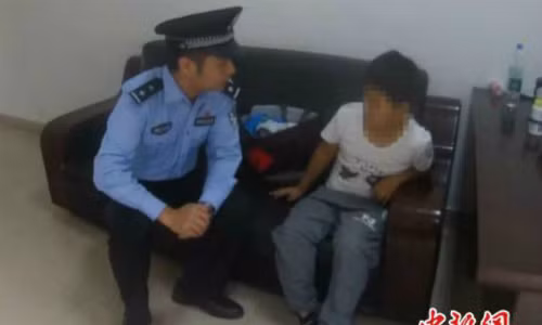 Cậu bé cao 140 cm, nằm trong chiều cao phải mua vé trẻ em. Ảnh: Chinanews.