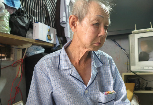 Mỗi ngày, ông Sang phải đi bộ khắp nơi để bán vé số kiếm tiền mưu sinh. Ảnh: P.T.