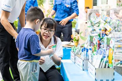 Các em học sinh được hướng dẫn xử lý hộp sữa giấy sau khi uống Các em học sinh được hướng dẫn xử lý hộp sữa giấy sau khi uống