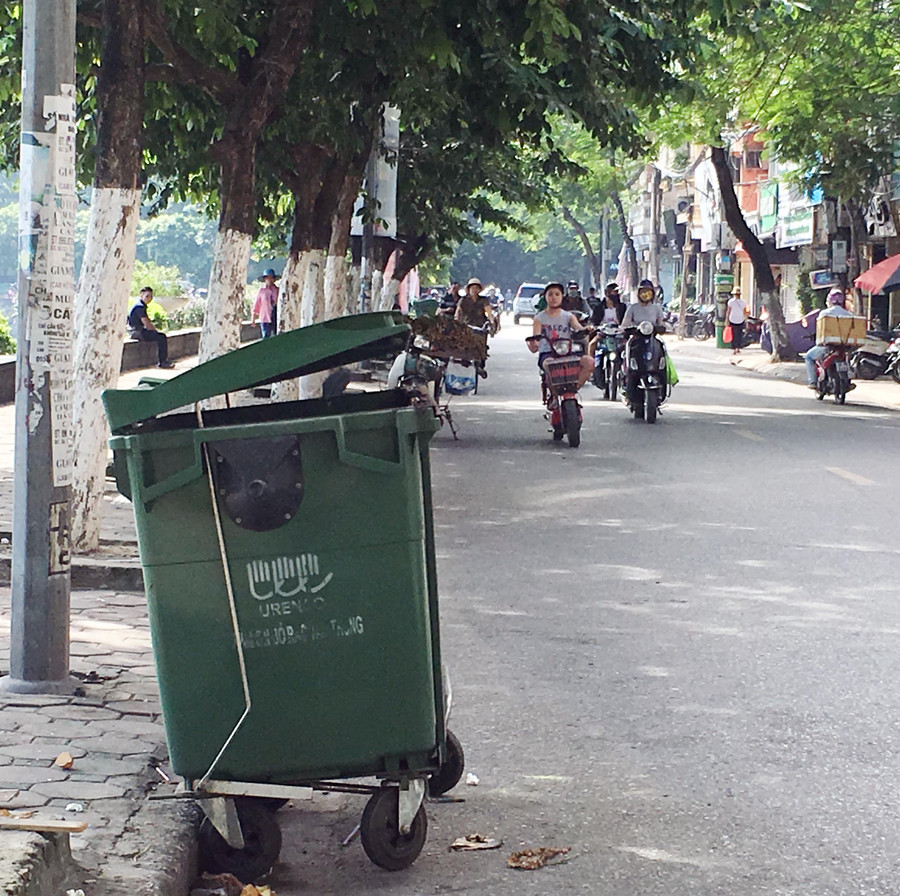 Nơi tập kết rác ngay trạm đón xe buýt của khách trên đường Xã Đàn (Đống Đa, Hà Nội) Nơi tập kết rác ngay trạm đón xe buýt của khách trên đường Xã Đàn (Đống Đa, Hà Nội)