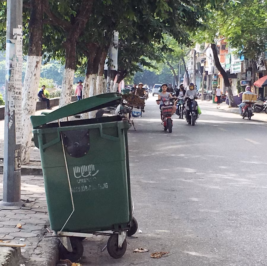 Nơi tập kết rác ngay trạm đón xe buýt của khách trên đường Xã Đàn (Đống Đa, Hà Nội)