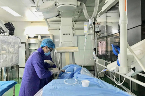 Các bác sĩ can thiệp nội mạch cứu sản phụ. Ảnh: Bệnh viện cung cấp