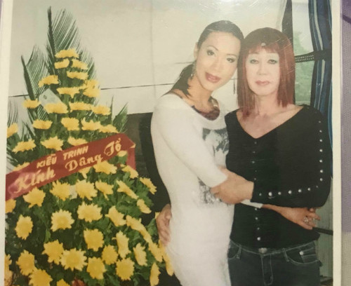 Trang Kim Sa (áo đen, bên phải) bên người bạn lúc còn theo các đoàn lô tô đi hát. Ảnh: NVCC.