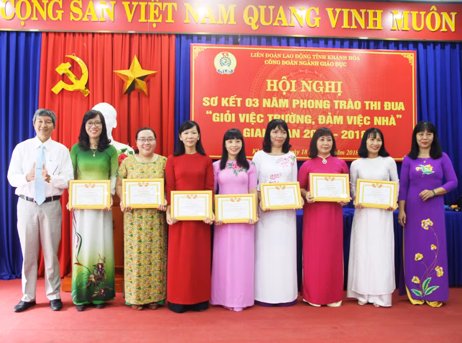 Trao bằng khen cho cá nhân có thành tích xuất sắc trong phong trào Giỏi việc trường - đảm việc nhà