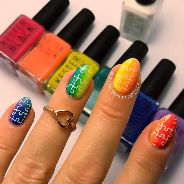 Những gam màu chói kết hợp với họa tiết zig zag mang đến bộ móng tay ấn tượng và cá tính. Những gam màu chói kết hợp với họa tiết zig zag mang đến bộ móng tay ấn tượng và cá tính.