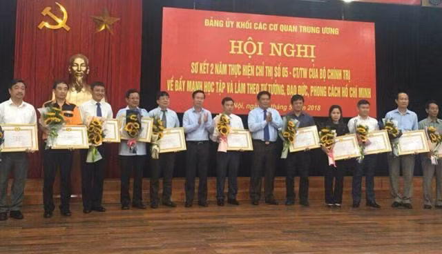 Đảng bộ Nhà xuất bản GDVN nhận bằng khen của Đảng ủy khối cơ quan Trung ương