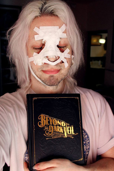 Chàng trai trẻ thường chụp lại ảnh mặt mình sau khi đã "dao kéo". Ảnh:Barcroft Media. Chàng trai trẻ thường chụp lại ảnh mặt mình sau khi đã dao kéo. Ảnh: Barcroft Media.