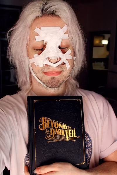 Chàng trai trẻ thường chụp lại ảnh mặt mình sau khi đã dao kéo. Ảnh: Barcroft Media.