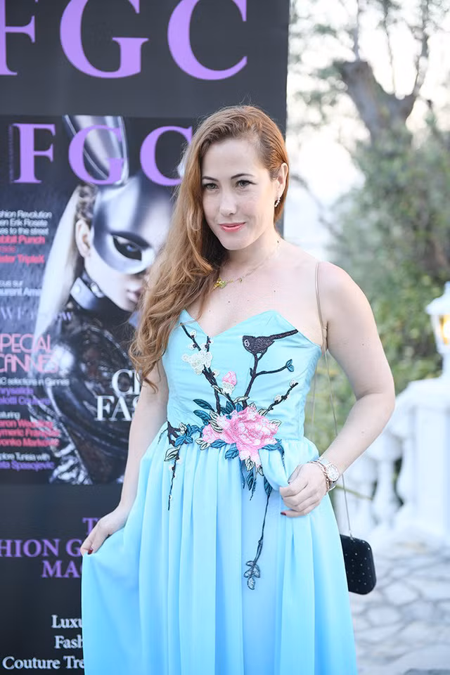 Và chẳng ngoại lệ, nữ diễn viên đình đám của bộ phim Người đẹp và quái vật - Myriam Charleins cũng đã có mặt tại Cannes năm nay. Xuất hiện trong vai trò khách mời show trình diễn áo dài của NTK Đỗ Trịnh Hoài Nam, ngay lập tức, Myriam Charleins thu hút ống kính bởi vẻ đẹp tự nhiên, quyến rũ.