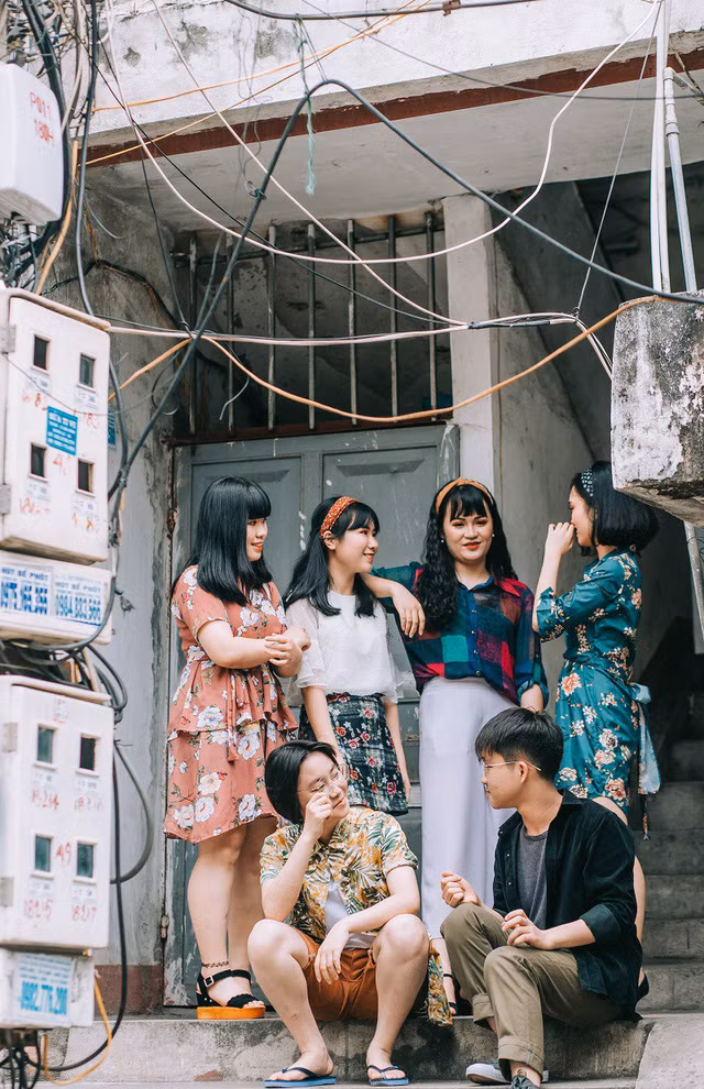 Lớp 12D1, trường THPT Cẩm Phả (Quảng Ninh) có tất cả 35 thành viên, trong đó có 27 bạn nữ và 8 bạn nam. Để ghi lại khoảnh khắc tuổi trẻ, tập thể lớp đã quyết định gửi gắm vào phóng sự ảnh kỷ yếu cuối cấp, lựa chọn phong cách hoài cổ, vui nhộn để thể hiện cá tính của thế hệ 10x.