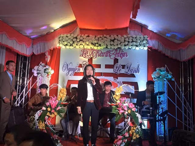 Nghệ sĩ Vượng râu cũng thuộc dạng đắt show đám cưới ở phía Bắc.