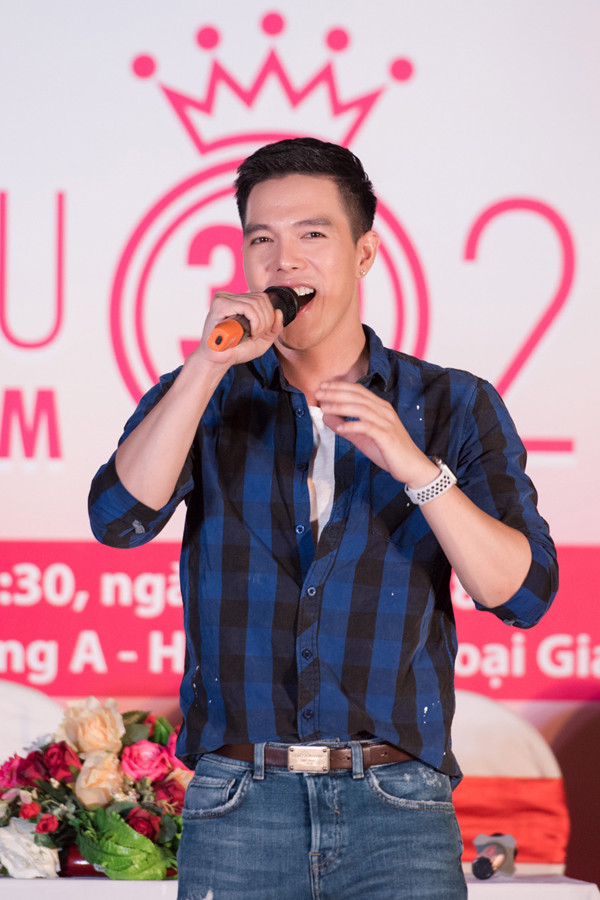 "Hoàng tử cover" hot trên mạng xã hội - ca sĩ Minh Châu - cũng đến hát tặng các sinh viên. Á hậu Huyền My - 7