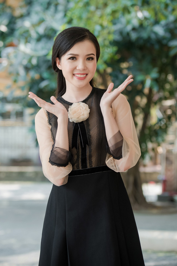 Hoa khôi Cần Thơ Thúy Vi cũng có mặt trong buổi giao lưu. Người đẹp cho biết, sau khi thi hoa hậu về cô có thêm nhiều khách hàng ở ngân hàng mà cô làm việc. Á hậu Huyền My - 3