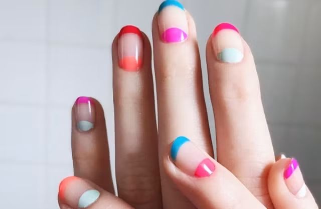 10 mẫu móng tay màu neon bừng sáng dưới nắng hè