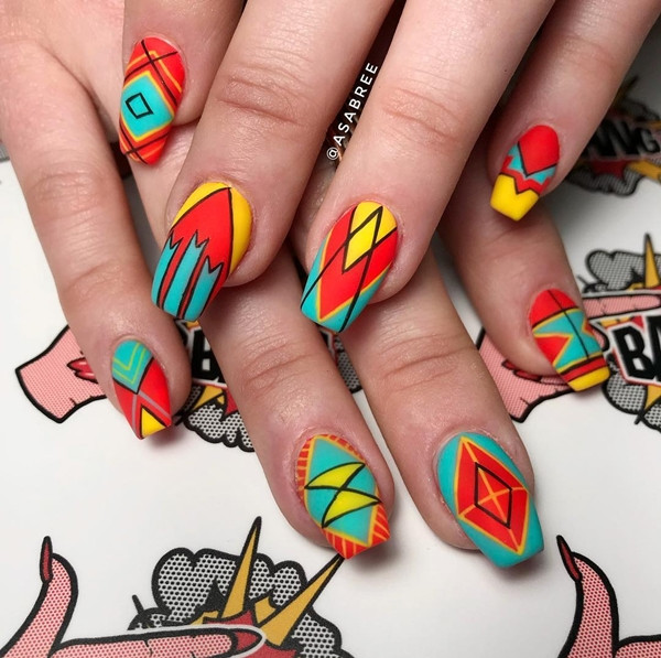 Còn nếu muốn có một mùa hè rực rỡ, hãy thử mẫu móng này.