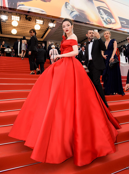 Quy định này bị nhiều người đánh giá là quá nghiêm khắc, thậm chí một số nhóm phản đối còn cho rằng đây là một hình thức phân biệt đối xử với phái đẹp. Đặc biệt là khi thảm đỏ LHP luôn kết thúc bằng những bậc thang rất cao để vào khán phòng, sẽ rất nhiều sao nữ gặp khó khăn khi vừa mặc váy dài thượt, vừa đi giày cao gót để đi trên những bậc thang như vậy.