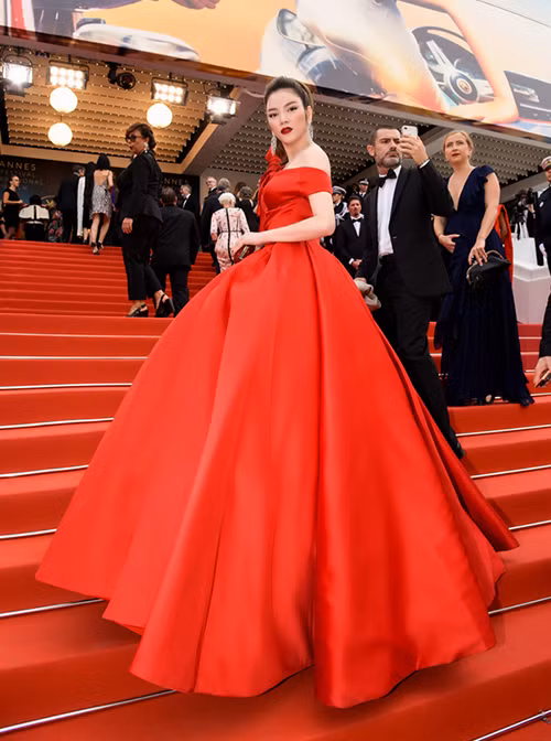 Quy định này bị nhiều người đánh giá là quá nghiêm khắc, thậm chí một số nhóm phản đối còn cho rằng đây là một hình thức phân biệt đối xử với phái đẹp. Đặc biệt là khi thảm đỏ LHP luôn kết thúc bằng những bậc thang rất cao để vào khán phòng, sẽ rất nhiều sao nữ gặp khó khăn khi vừa mặc váy dài thượt, vừa đi giày cao gót để đi trên những bậc thang như vậy.