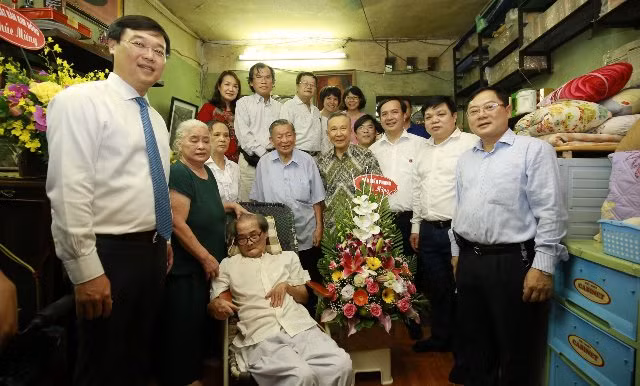 Trao tặng Huy hiệu 70 năm tuổi Đảng cho tác giả “Búp sen xanh”