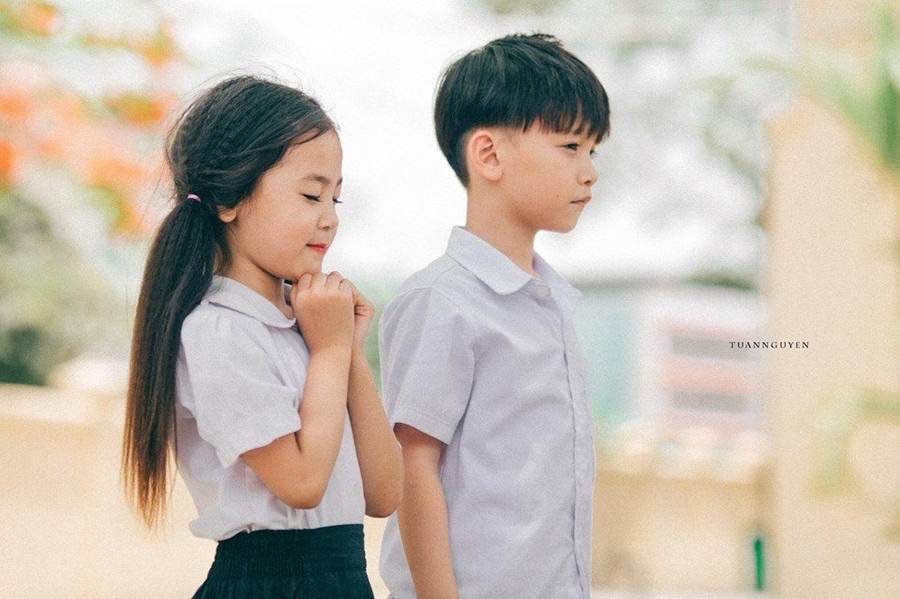 Cả bầu trời tuổi thơ ùa về qua bộ ảnh cực đẹp của cô cậu học trò tiểu học ảnh 2 Cả bầu trời tuổi thơ ùa về qua bộ ảnh cực đẹp của cô cậu học trò tiểu học ảnh 2
