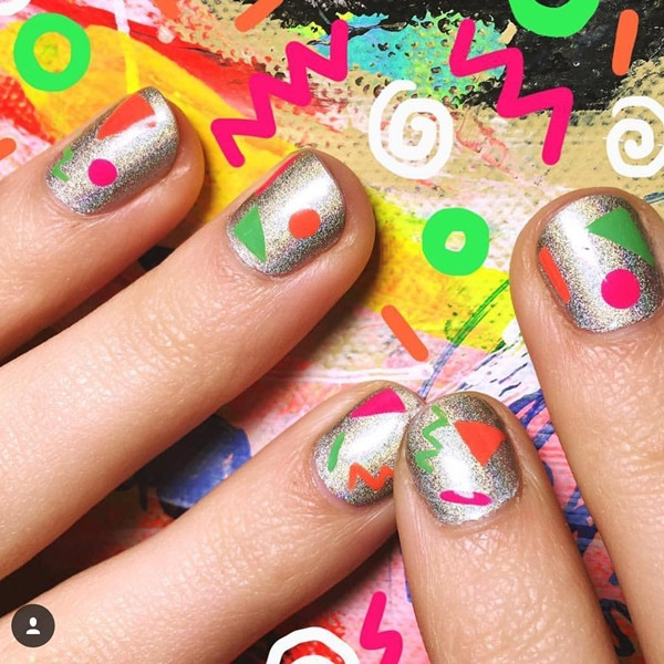 Trên nền sơn nhũ bạc, họa tiết hình học nhiều màu tạo điểm nhấn.