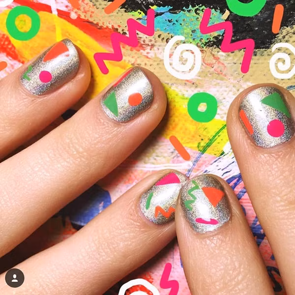 Trên nền sơn nhũ bạc, họa tiết hình học nhiều màu tạo điểm nhấn. Trên nền sơn nhũ bạc, họa tiết hình học nhiều màu tạo điểm nhấn.