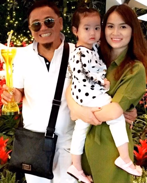 Danh hài Hồng Tơ cùng vợ và con gái.