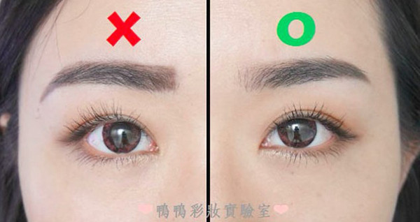 Khuôn lông mày đậm đều từ đầu đến đuôi sẽ khiến hàng mày chẳng khác gì "sâu róm", trông rất thiếu tự nhiên.Để có hàng lông mày đẹp như các sao, bạn hãy kẻ đậm ở phần đuôi sau đó nhạt dần về phía khóe mắt. Phần đầu lông mày không nên tô đen đều mà chỉ nên tán nhẹ, gẩy thành sợi để trông rậm dày như thật. Khuôn lông mày đậm đều từ đầu đến đuôi sẽ khiến hàng mày chẳng khác gì sâu róm, trông rất thiếu tự nhiên, khiến gương mặt bớt gọn gàng thon thả. Để có hàng lông mày đẹp như các sao, bạn hãy kẻ đậm ở phần đuôi sau đó nhạt dần về phía khóe mắt. Phần đầu lông mày không nên tô đen đều mà chỉ nên tán nhẹ, gẩy thành sợi để trông rậm dày như thật.