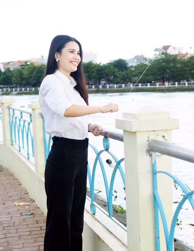 Chia sẻ về lần đầu lên sóng VTV trong vài trò phóng viên, Diệu Thùy cho biết, cô phải chuẩn bị rất kỹ, tập kịch bản trước nhiều lần, đồng thời có sự thay đổi linh hoạt theo thực tế.