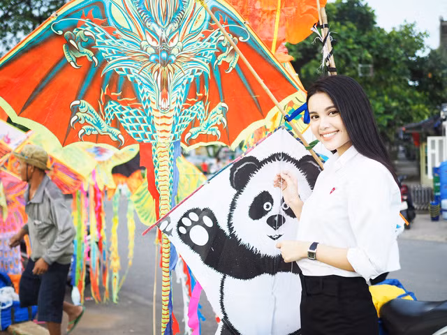 Trong vai trò phóng viên hiện trường của chương trình thời sự tổng hợp Toàn cảnh 24H, cô giới thiệu đến khán giả không gian thư giãn và hoạt động giải trí bình dị của người dân.